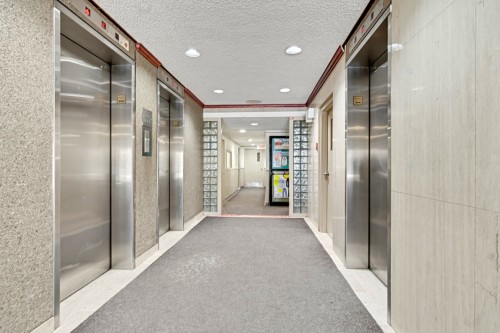 Elevator - 813-2555 Av. Du Havre-Des-Îles, Laval (Chomedey), QC 