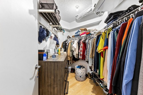 Penderie (Walk-in) - 824-4885 Boul. Henri-Bourassa O., Montréal (Saint-Laurent), QC 