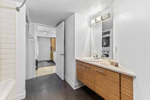 Salle de bains - 824-4885 Boul. Henri-Bourassa O., Montréal (Saint-Laurent), QC 