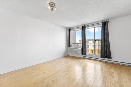 Salle à manger - 824-4885 Boul. Henri-Bourassa O., Montréal (Saint-Laurent), QC 
