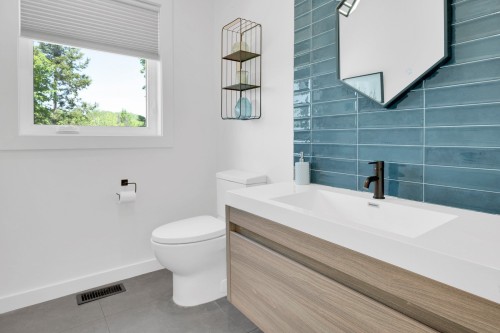 Powder room - 2100 Ch. De L'Étang, Sainte-Adèle, QC 