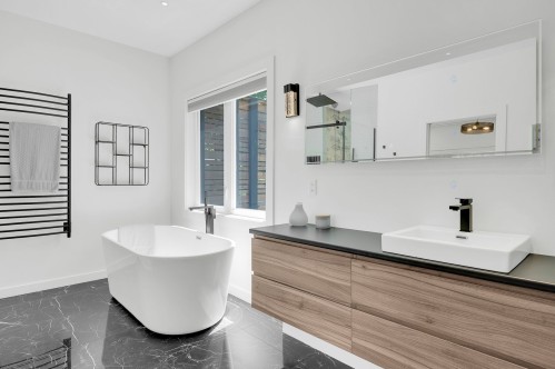 Master Bathroom - 2100 Ch. De L'Étang, Sainte-Adèle, QC 