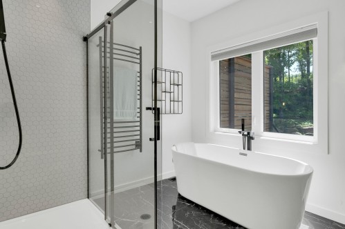 Master Bathroom - 2100 Ch. De L'Étang, Sainte-Adèle, QC 