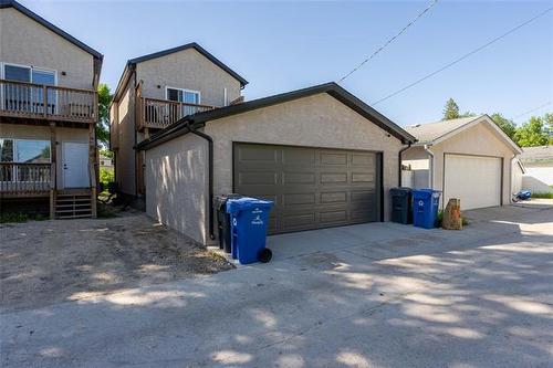1041 Rosemount Ave, Winnipeg, MB 