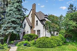 29 STRATHGOWAN CRESCENT Toronto, ON M4N 2Z6