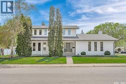 2 Cambridge CRESCENT  Saskatoon, SK S7H 3P8