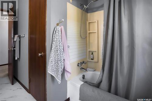 2 Cambridge Crescent, Saskatoon, SK 