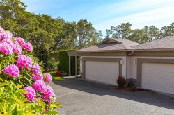 #5-4300 Stoneywood Lane Saanich, BC V8X 5A8