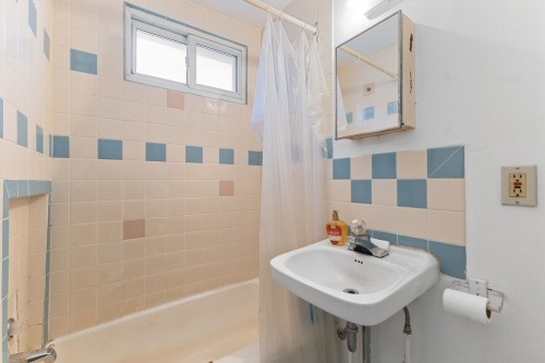 Bathroom - 83 Rue Wìgwàs, Gatineau (Hull), QC 