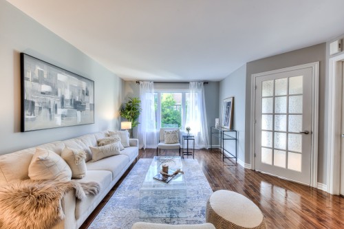 Salon - 38C Boul. Des Sources, Pointe-Claire, QC 