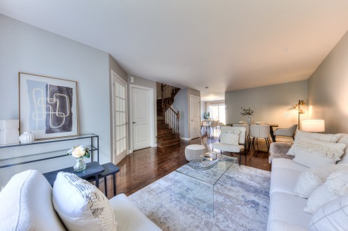 Salon - 38C Boul. Des Sources, Pointe-Claire, QC 