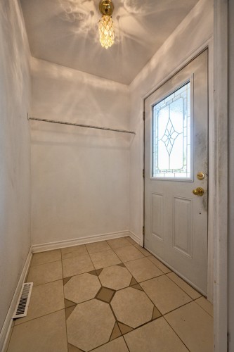 Mud Room - 553 Rue Myre, Saint-Eustache, QC 
