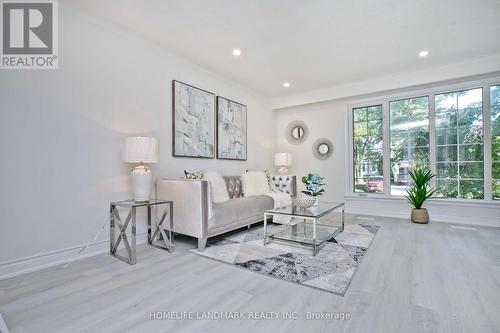 517 LYNETT CRESCENT  Richmond Hill, ON L4C 2V8