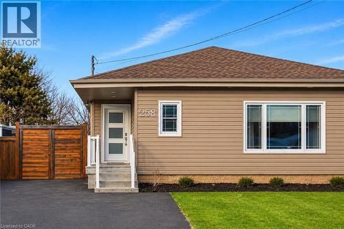 Single-story residence featuring light brown siding and a complementary brown shingle roof - 258 Sanatorium Road, Hamilton, ON 