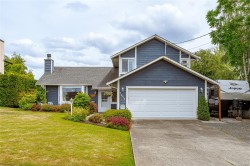 7859 Simpson Rd Central Saanich, BC V8M 2H3