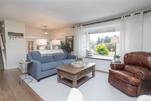 7859 Simpson Rd, Central Saanich, BC 