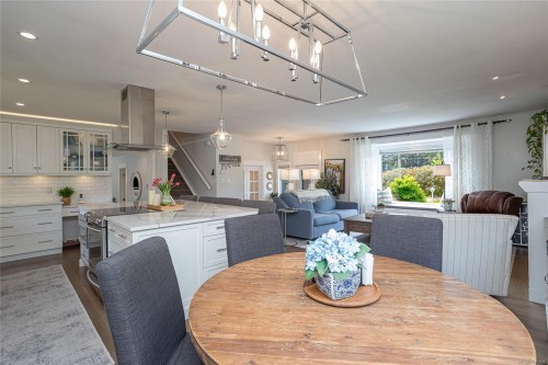 7859 Simpson Rd, Central Saanich, BC 