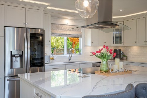 7859 Simpson Rd, Central Saanich, BC 