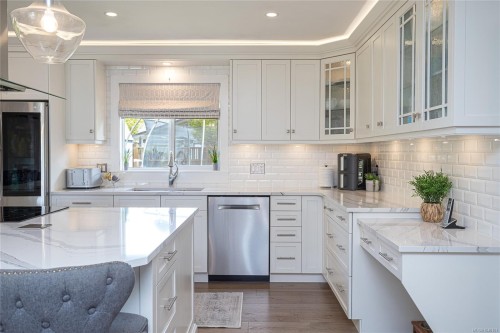 7859 Simpson Rd, Central Saanich, BC 