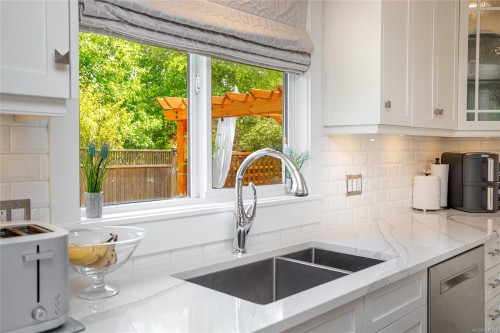 7859 Simpson Rd, Central Saanich, BC 