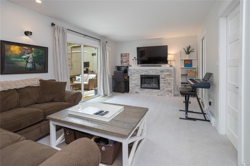 7859 Simpson Rd, Central Saanich, BC 