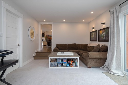 7859 Simpson Rd, Central Saanich, BC 