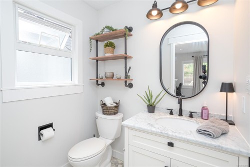 7859 Simpson Rd, Central Saanich, BC 