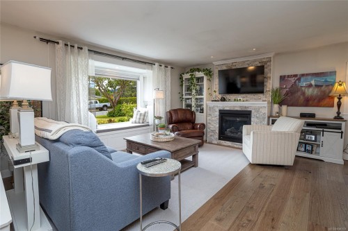 7859 Simpson Rd, Central Saanich, BC 