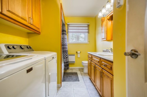 Salle de bains - 2650 Ch. St-Pierre, Sainte-Thècle, QC - Indoor Photo Showing Laundry Room