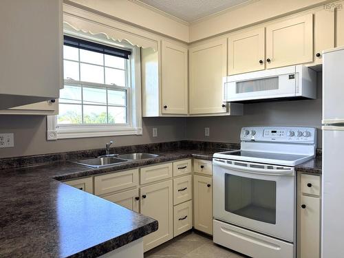 38 Hibernia Street, Yarmouth, NS - Indoor Photo Showing Kitchen With Double Sink