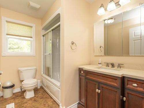 38 Hibernia Street, Yarmouth, NS - Indoor Photo Showing Bathroom