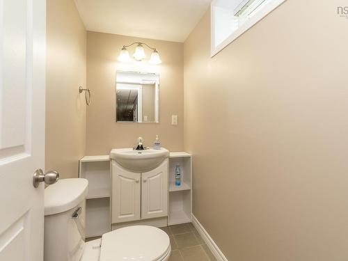 38 Hibernia Street, Yarmouth, NS - Indoor Photo Showing Bathroom