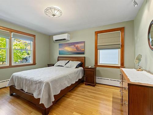15 Lakeview Avenue, Dartmouth, NS 