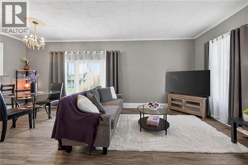 27 High Street, Brantford, ON - Indoor Photo Showing Living Room