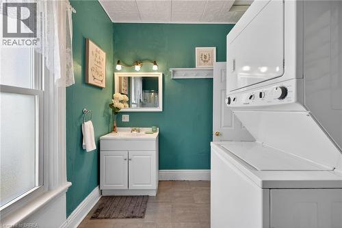 27 High Street, Brantford, ON - Indoor Photo Showing Laundry Room