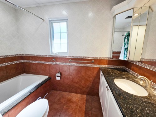 Bathroom - 126 Av. Rowan, Beaconsfield, QC 