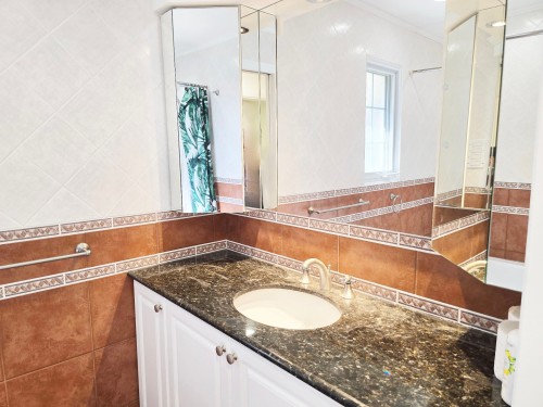Bathroom - 126 Av. Rowan, Beaconsfield, QC 