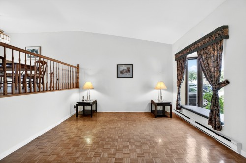 Salon - 6277 Rue Parini, Laval (Auteuil), QC 