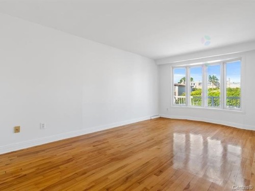 Living Room - 1010 Rue Ridgewood, Laval (Chomedey), QC 