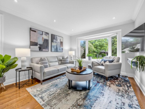 83 Berkinshaw Crescent, Toronto, ON - Indoor Photo Showing Living Room