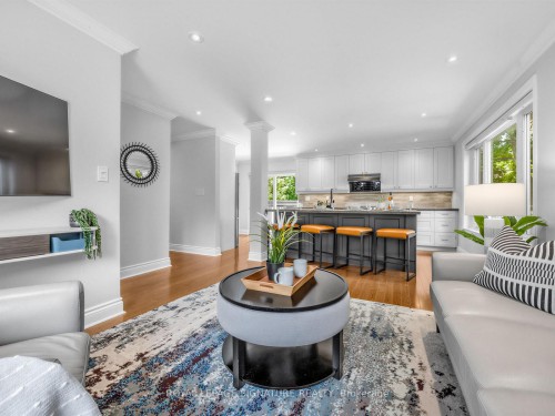 83 Berkinshaw Crescent, Toronto, ON - Indoor Photo Showing Living Room