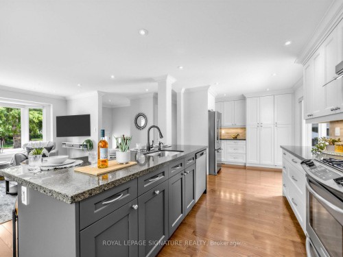 83 Berkinshaw Crescent, Toronto, ON - Indoor Photo Showing Kitchen With Upgraded Kitchen