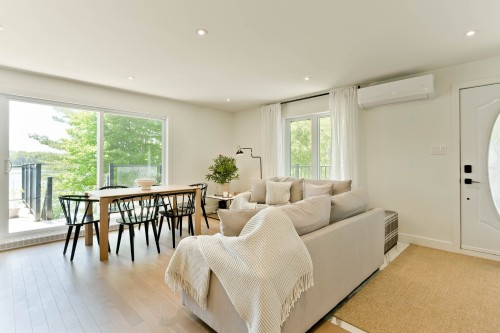 Salon - 375 Rue Des Sapins, Sainte-Catherine-De-Hatley, QC 