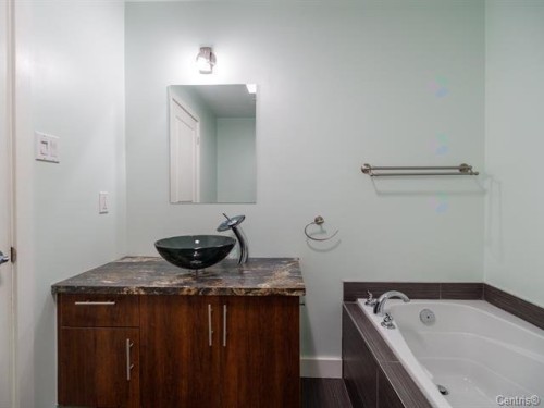 Salle de bains - 103-7369 Rue St-André, Montréal (Villeray/Saint-Michel/Parc-Extension), QC 