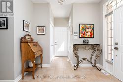 Foyer with access to the garage - 