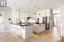 Kitchen seating along kitchen peninsula - 