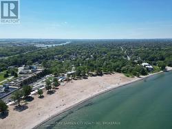 walkable to the beach on the Lake - 