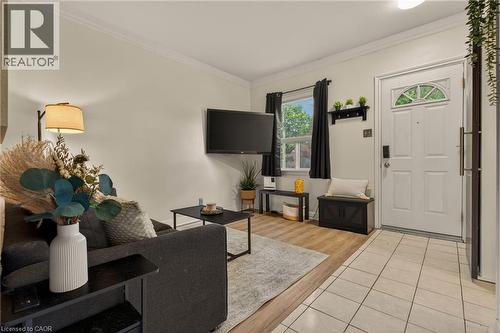 153 Ferrie Street E, Hamilton, ON - Indoor Photo Showing Living Room