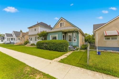 561 Polson AVE  Winnipeg, MB R2W 0P1