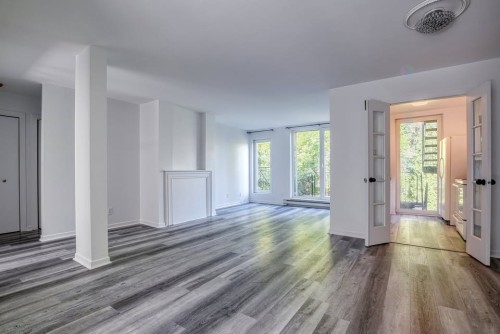Salon - 638 Rue De La Métairie, Montréal (Verdun/Île-Des-Soeurs), QC 